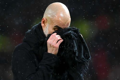 Sụp đổ trước MU, HLV Guardiola tạo kỷ lục tệ
