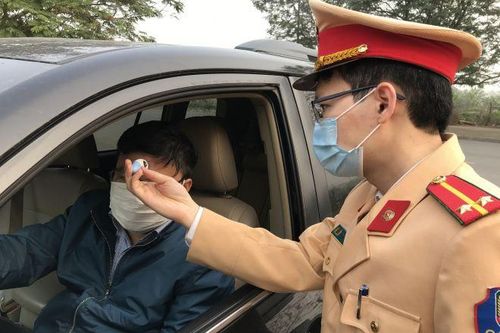 Cán bộ chiến sĩ khi đến Cục CSGT phải kiểm tra thân nhiệt