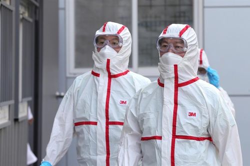 Cặp vợ chồng Hàn Quốc dương tính virus phải vĩnh biệt nhau từ xa
