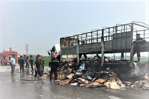 Nghệ An: Xe tải chở bìa các tông bốc cháy trên quốc lộ 7