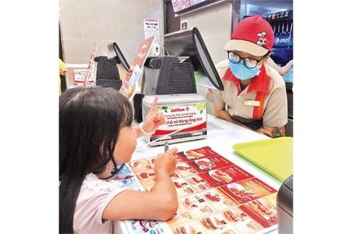 Sinh viên làm thêm trong những ngày nghỉ phòng dịch
