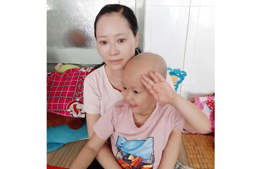 Cứu cháu bé bị ung thư não