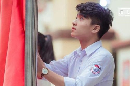 Hot boy kéo cờ khiến các bạn nữ yêu luôn từ cái nhìn đầu tiên
