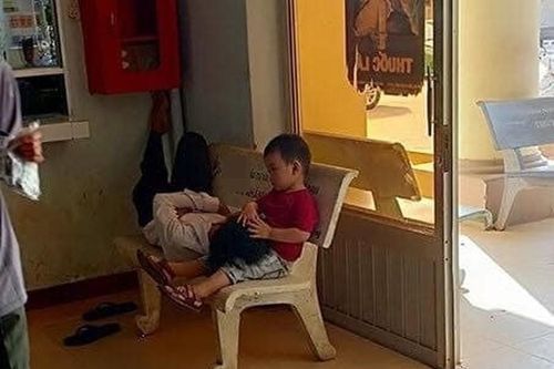 Nhờ cậu trông cháu, khi quay lại mẹ trẻ sững sờ nhìn thấy cảnh này