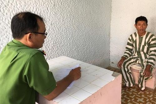 Dụ dỗ bé gái lên ghe uống rượu say rồi hiếp dâm