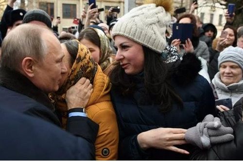 Cô gái Nga cầu hôn Tổng thống Putin