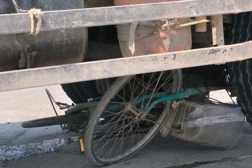 Ô tô 'nuốt' xe đạp vào gầm trên Quốc lộ 1A, hai mẹ con thoát chết hi hữu