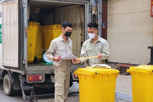 Rác thải của phố Trúc Bạch được khử khuẩn, phân loại nghiêm ngặt trong những ngày cách ly dịch COVID-19