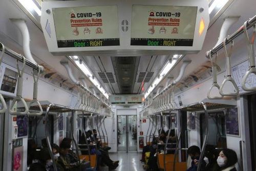 Dân Hàn Quốc vẫn sử dụng giao thông công cộng trong dịch COVID-19