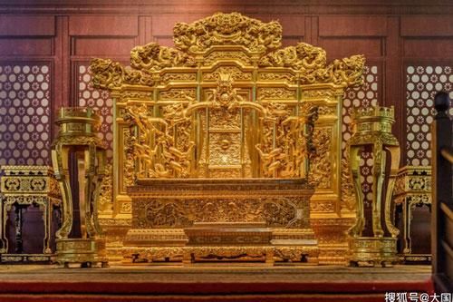 Bí ẩn về chiếc ghế rồng trong Cố Cung: Có 3 nhân vật qua đời khi ngồi trên ghế này và lời nguyền đằng sau khiến ai cũng tò mò