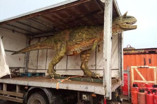 Lên mạng đặt mua khủng long đồ chơi cho con, khi nhận hàng ông bố chỉ biết 'đứng hình'