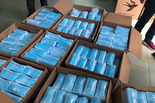 Quảng Bình: Phát hiện ô tô tải chở 75.000 chiếc khẩu trang có dấu hiệu vi phạm
