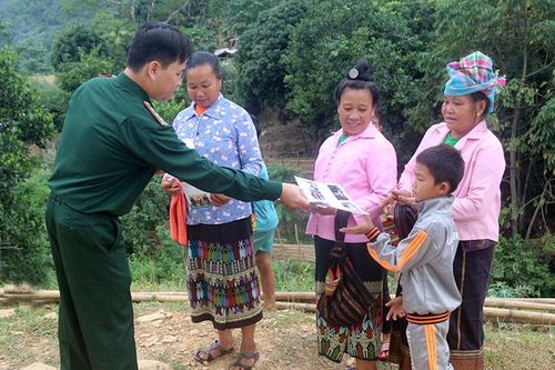 Bộ đội Biên phòng tuyên truyền, giáo dục pháp luật cho nhân dân biên giới