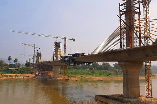 Trên công trường thi công cầu Tình Húc