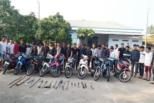 Chặn 32 đối tượng mang theo súng, dao dàn trận hỗn chiễn