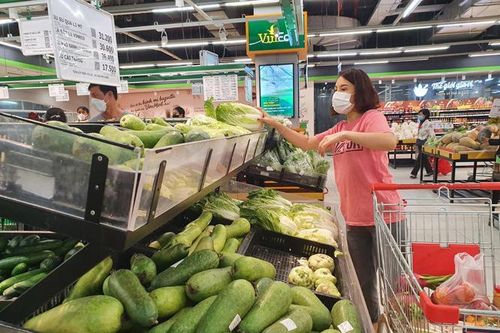 Hàng hóa tại chợ và siêu thị đều dồi dào