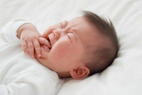Trẻ hay giật mình khi ngủ có phải là bệnh?