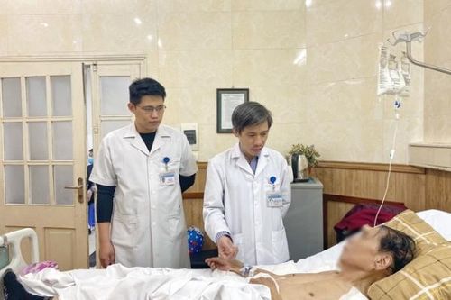 Thay khớp vai và khớp háng cùng lúc cho bệnh nhân ung thư 83 tuổi