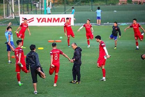 Việc tạm hoãn vòng loại World Cup tác động thế nào tới đội tuyển Việt Nam?