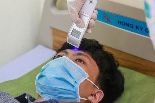 7 việc cần làm khi sốt, ho, đau họng, khó thở