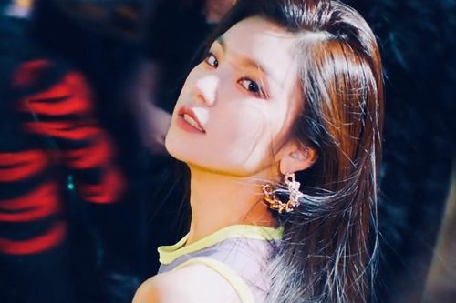 'Tân binh khủng long' nhà JYP cá tính trong sản phẩm trở lại