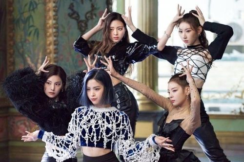 ITZY trình diễn vũ đạo phức tạp trong MV 'Wannabe'