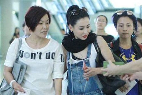 Trương Bá Chi bị đuổi khỏi máy bay vì cãi vã với tiếp viên
