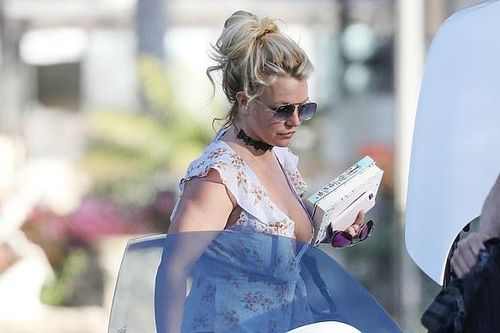 Britney Spears mặc váy cũ khi hẹn hò bạn trai