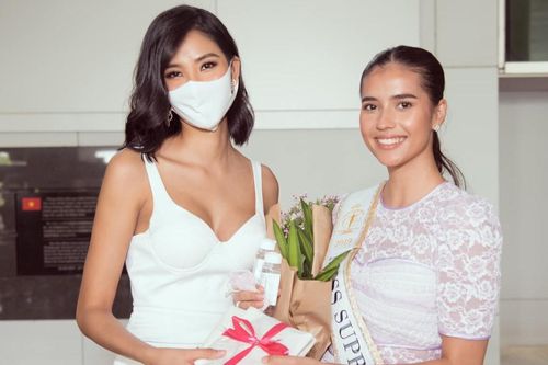 Hoàng Thùy tặng khẩu trang cho Hoa hậu Siêu quốc gia 2019