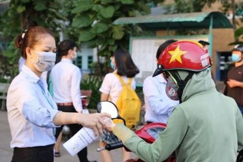 Cô gái trốn cách ly dịch Covid-19 về nhà tổ chức lễ cưới