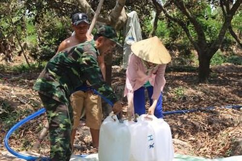 Quân khu 9 hỗ trợ gần 500 khối nước ngọt cho bà con tỉnh Bến Tre