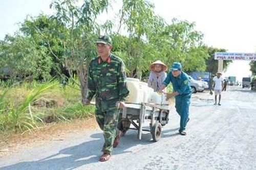 Giọt nước ngọt đậm tình quân dân