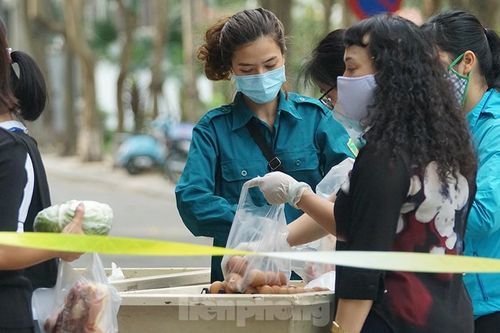 Cung cấp thực phẩm tới từng hộ dân khu cách ly phố Trúc Bạch