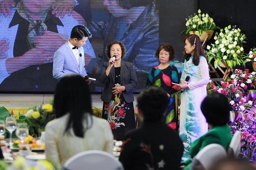Vũ Mạnh Cường rơi nước mắt khi gặp gỡ em gái liệt sĩ Đặng Thùy Trâm