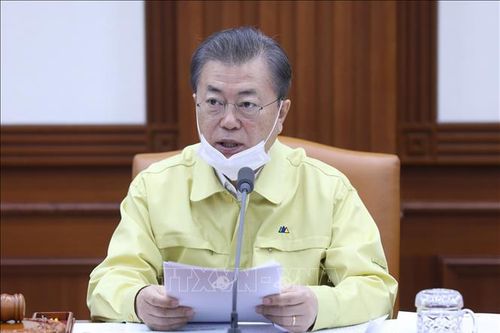 Tổng thống Moon Jae-in tự tin cởi bỏ khẩu trang tại cuộc họp