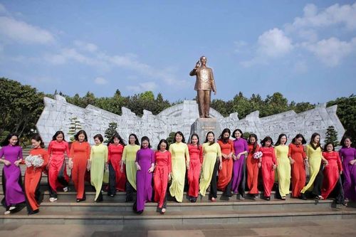 Lan tỏa tình yêu áo dài
