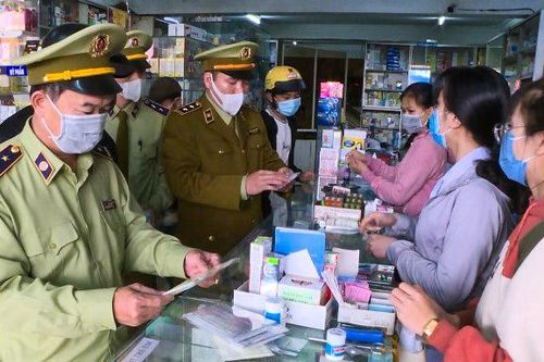 Xử phạt 6 cơ sở nâng giá và đầu cơ khẩu trang