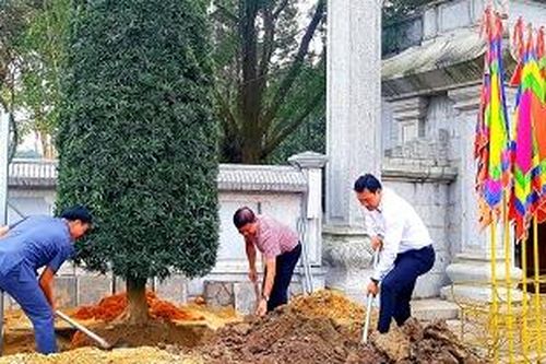 Hội Doanh nhân trẻ Quảng Ninh trồng cây tại Đền Mẫu Âu Cơ