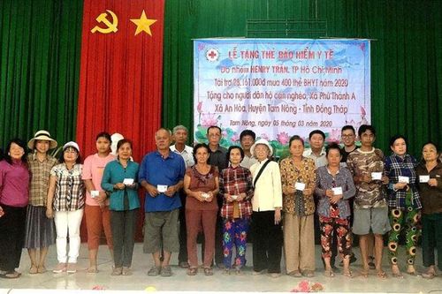 Tặng 500 thẻ bảo hiểm y tế, quà đến người nghèo