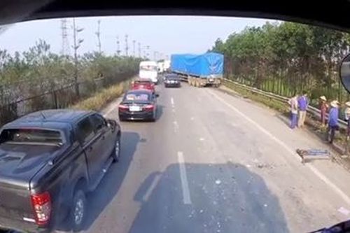 Công nhân sửa đường bị xe đầu kéo đâm tử vong trên QL18