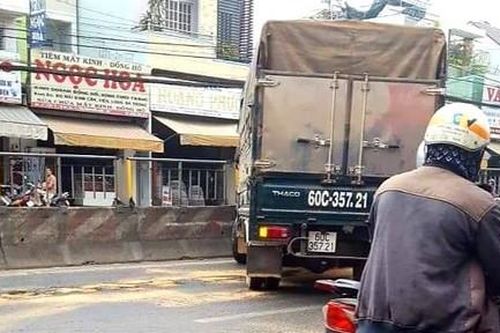 Dầu nhớt vương vãi trên đường, nhiều phương tiện bị ngã