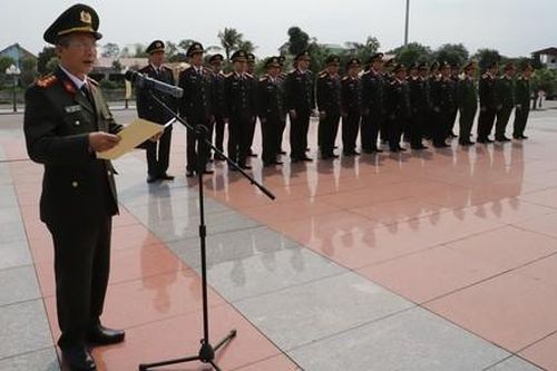 Dâng hoa lên anh linh Chủ tịch Hồ Chí Minh