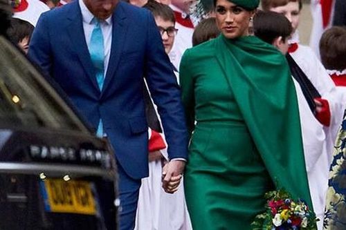 Cay mắt khoảnh khắc Harry nắm chặt tay Meghan Markle rời khỏi hoàng gia Anh hoàn thành nhiệm vụ cuối cùng