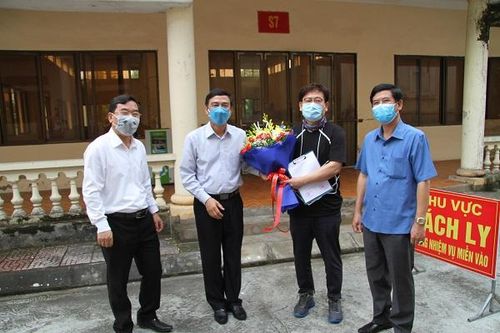Trao giấy xác nhận công dân hoàn thành cách ly 14 ngày phòng COVID - 19