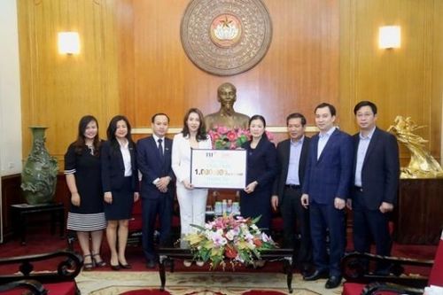 Mặt trận Tổ quốc VN tặng 1 triệu ly sữa cho y bác sĩ và người cách ly