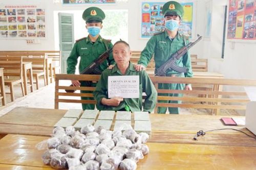 Vận chuyển 10 bánh heroin để lấy tiền công... 5 triệu đồng