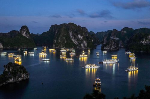 Tạm dừng đón khách tham quan vịnh Hạ Long, Bái Tử Long và Cô Tô