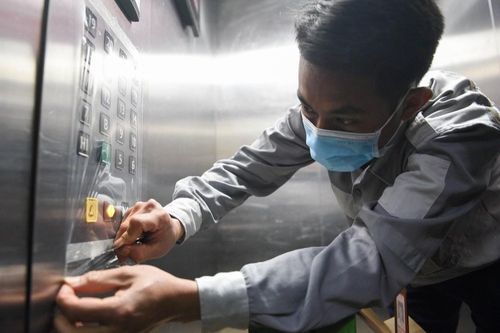 Làm gì để phòng dịch Covid-19 nơi làm việc, ký túc xá?