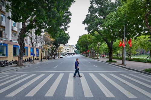 Đường phố Hà Nội vắng như Tết vì dịch Covid-19