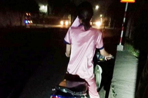 Nữ công nhân vừa rút tiền lương bị cướp kề dao vào cổ
